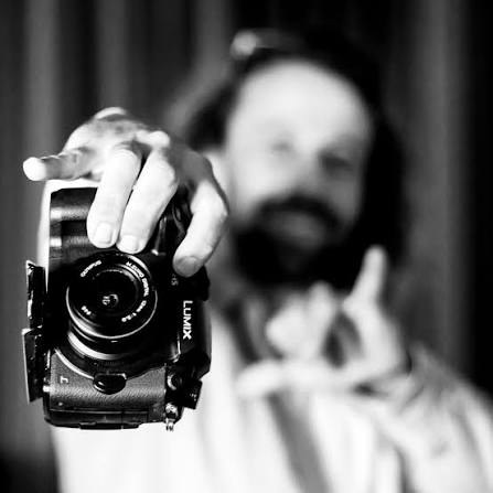 Nicolas Raffi tendant son appareil Lumix vers l'objectif