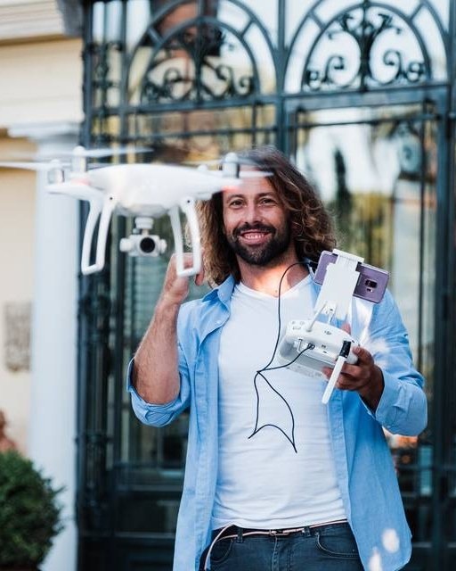 Nicolas Raffi faisant décoller son drone lors d'un mariage