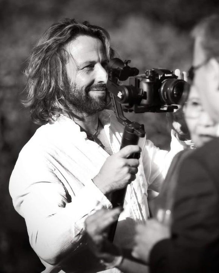 Nicolas Raffi filmant les invités d'un mariage au steadycam